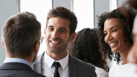 Profesionales conversando en inglés en una empresa mexicana tras capacitarse con Berlitz