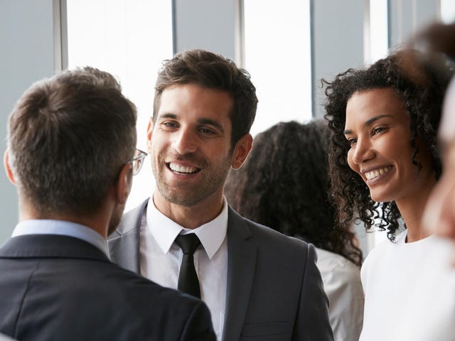 Profesionales conversando en inglés en una empresa mexicana tras capacitarse con Berlitz