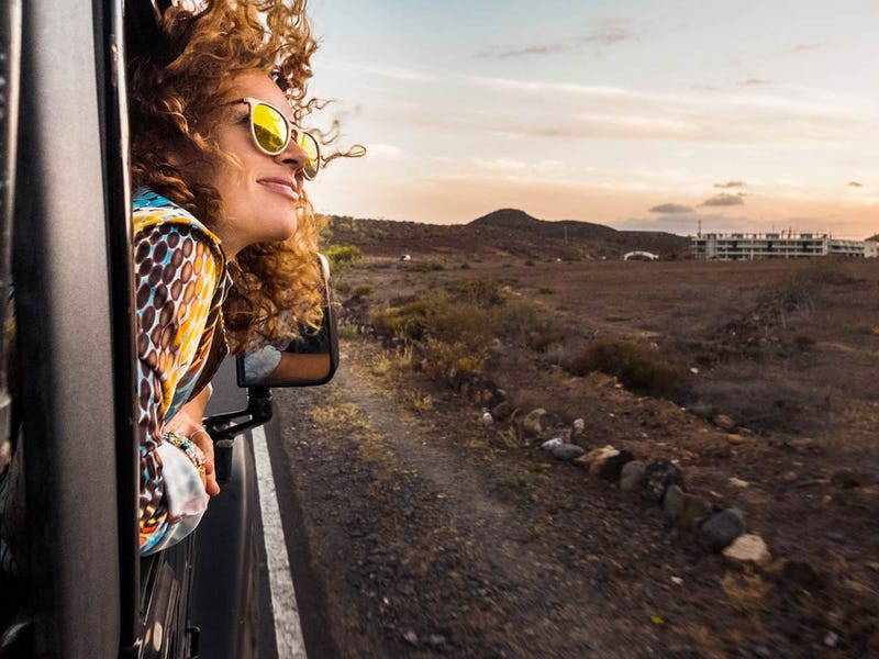 Mujer emocionada por aprender las preposiciones en inglés