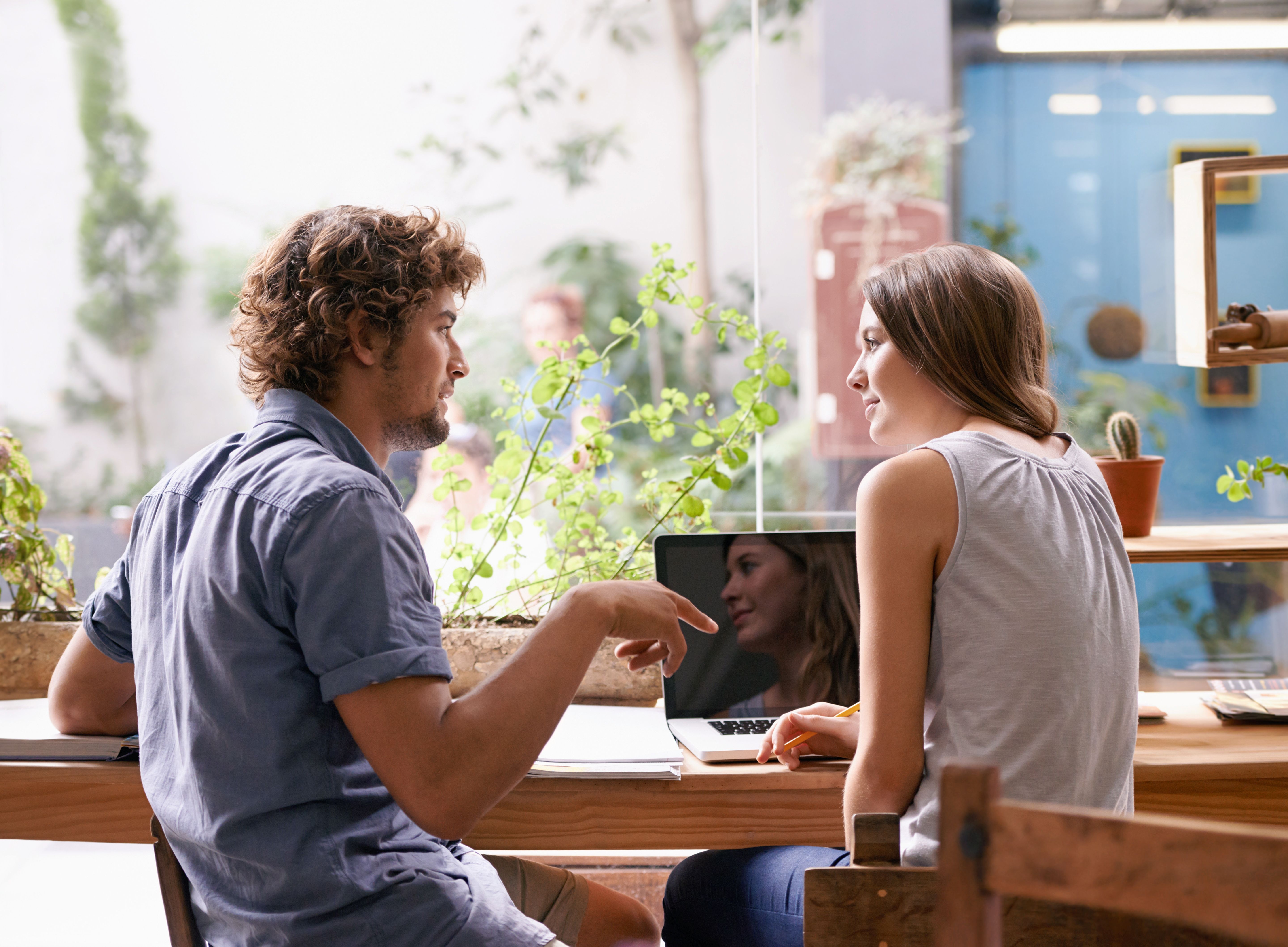 Dos personas estudiando el idioma hebreo online