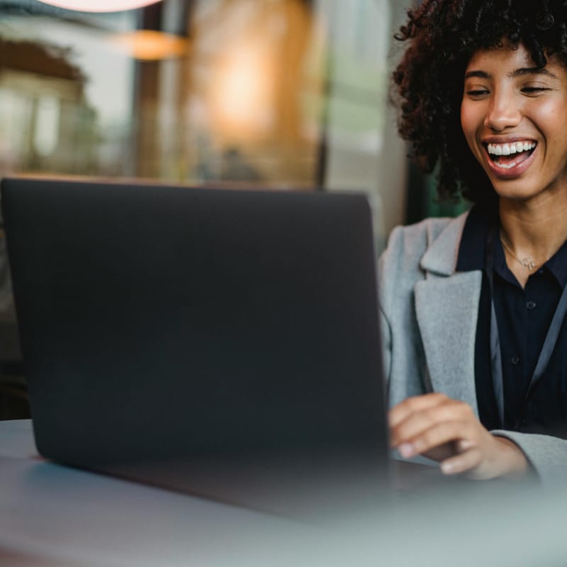 Mujer frente a una pantalla estudiando con contenidos generados por AI.