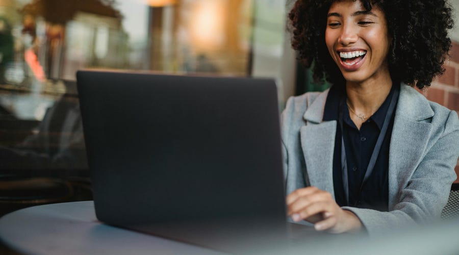 Mujer frente a una pantalla estudiando con contenidos generados por AI.