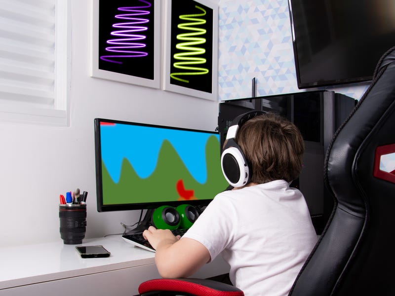 Niño jugando videojuegos populares