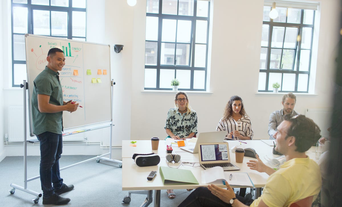Hombre enseñando liderazgo empresarial