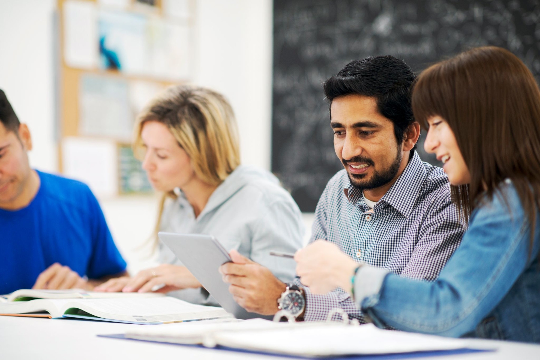 Estudiantes aprendiendo inglés básico