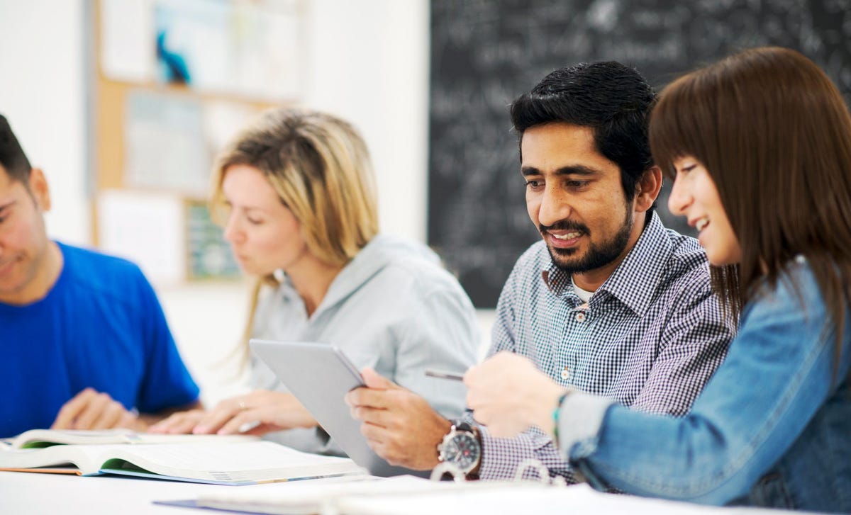 Estudiantes aprendiendo inglés básico