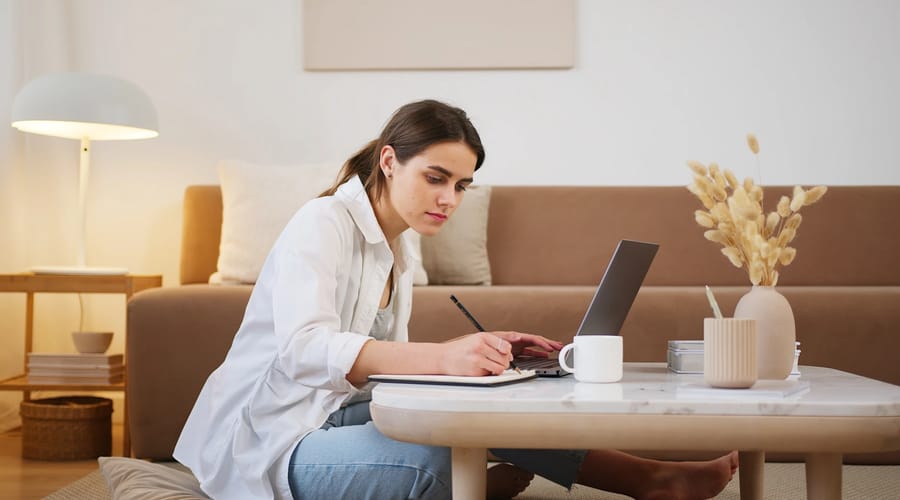 Mujer estudiando pronombres relativos en inglés en una lección de Berlitz.