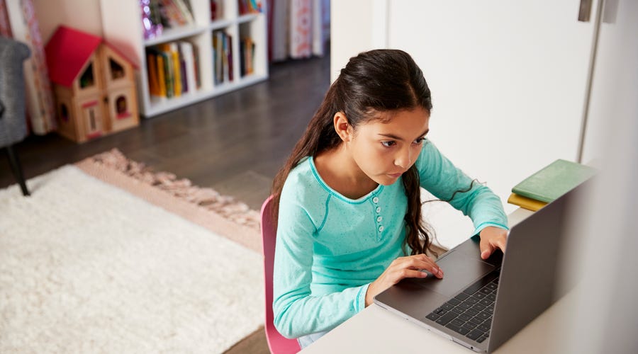 Niña estudiando programación