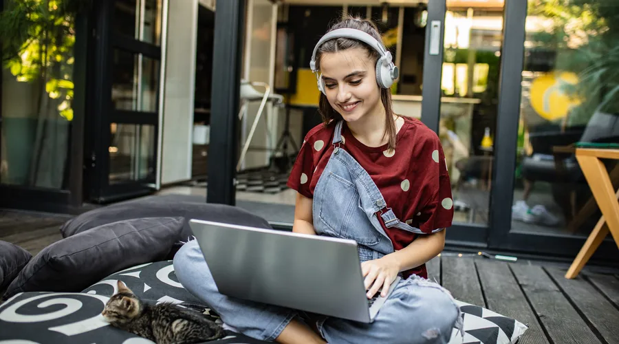 Mujer estudiando los 100 Adjetivos en inglés
