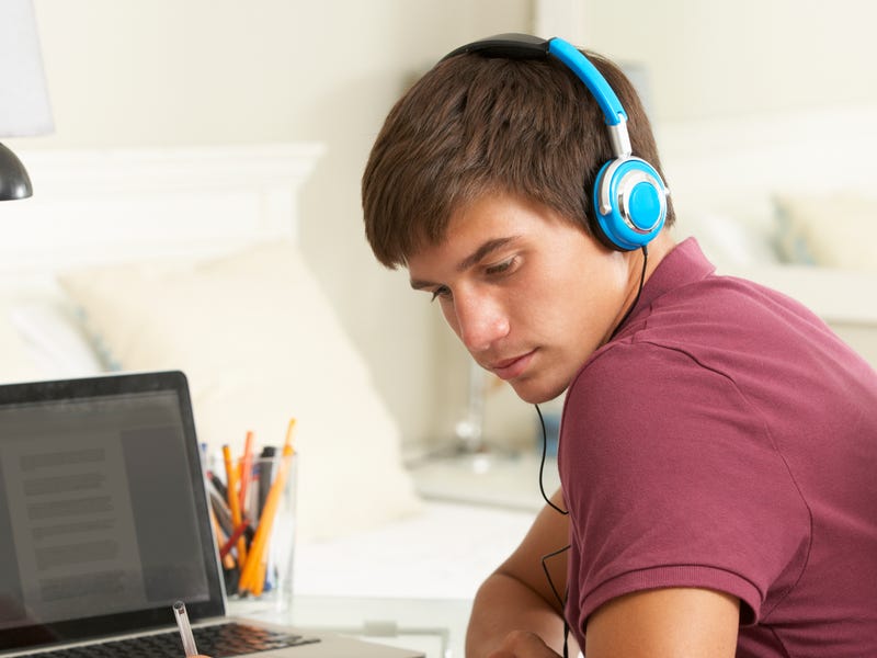 Estudiante en cursos de inglés en línea