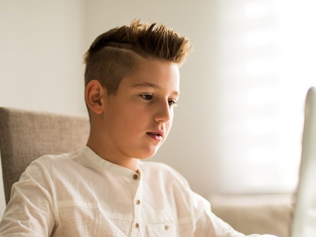 Niño en cursos en línea para niños