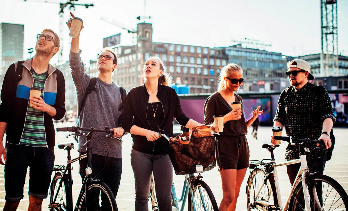Jóvenes conversando y practicando idiomas en contexto real, parte del método Berlitz en México