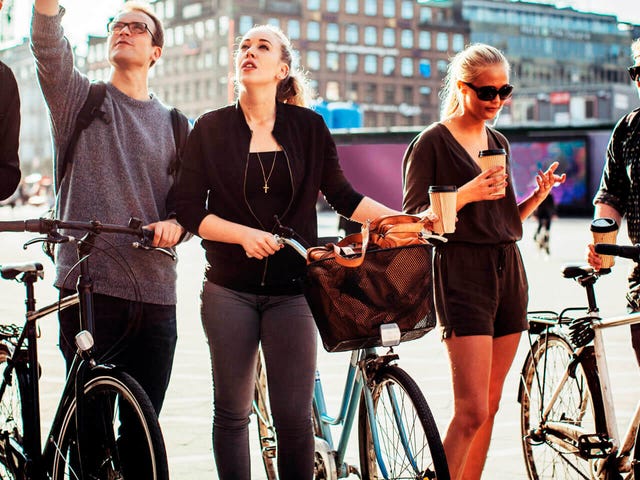 Jóvenes conversando y practicando idiomas en contexto real, parte del método Berlitz en México