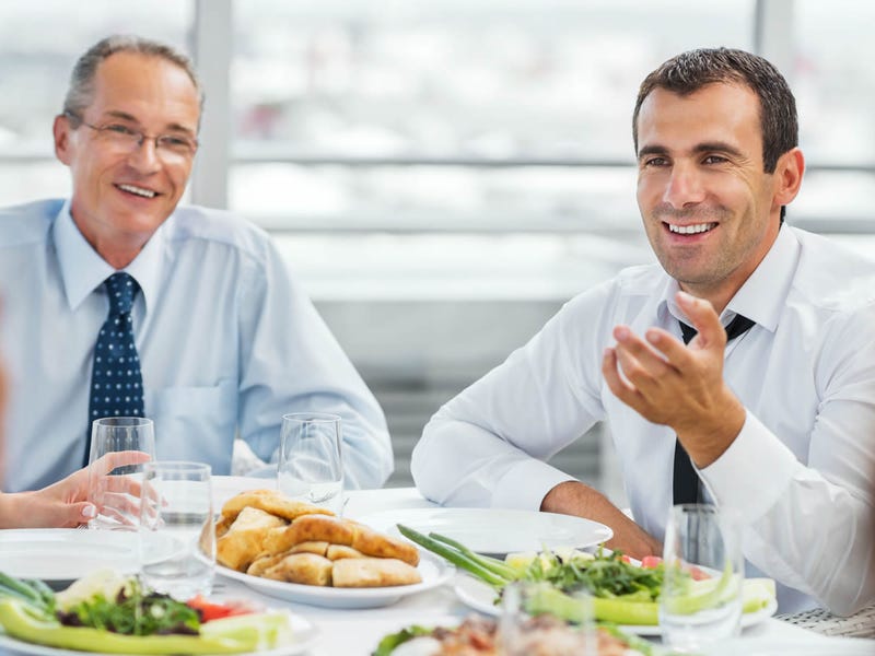 Un grupo de personas en un restaurante teniendo una conversación en inglés.