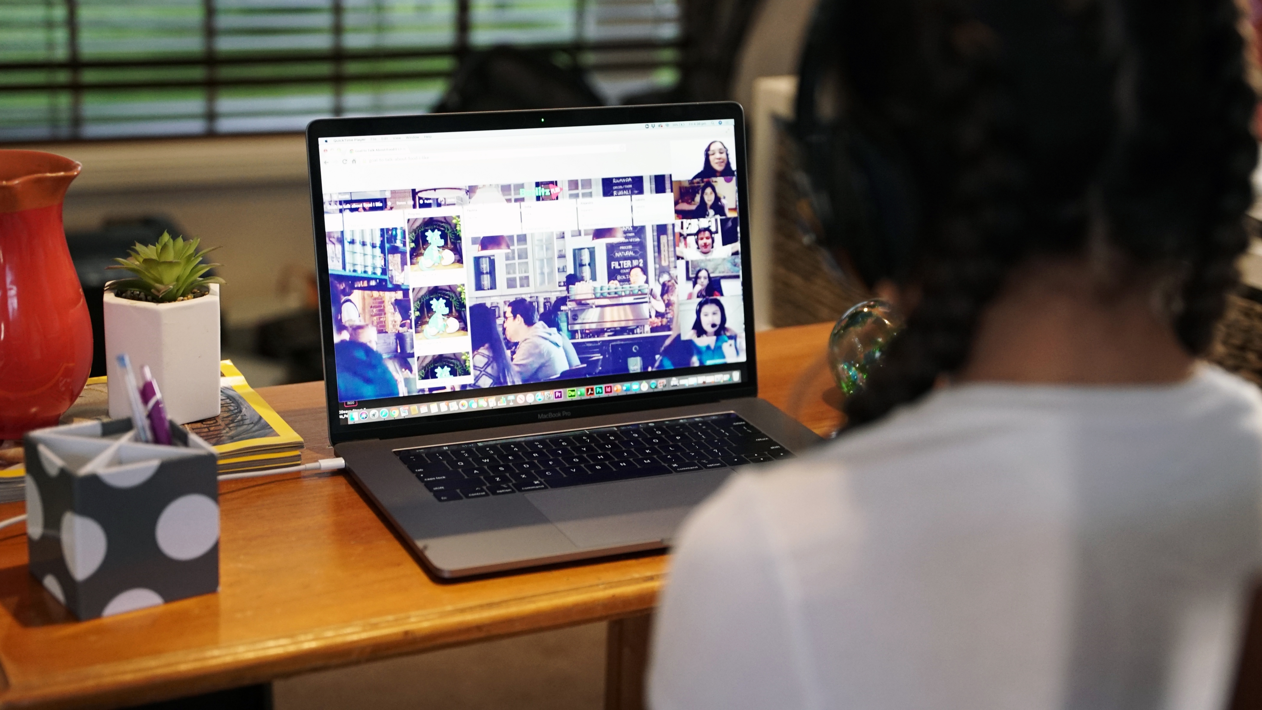 niño parendiendo inglés online