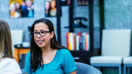 Dos mujeres aprendiendo el idioma árabe