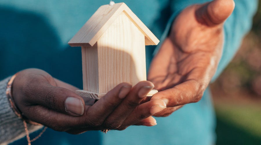Persona mostrando una pequeña casa para platicar sobre dónde vive en el idioma inglés