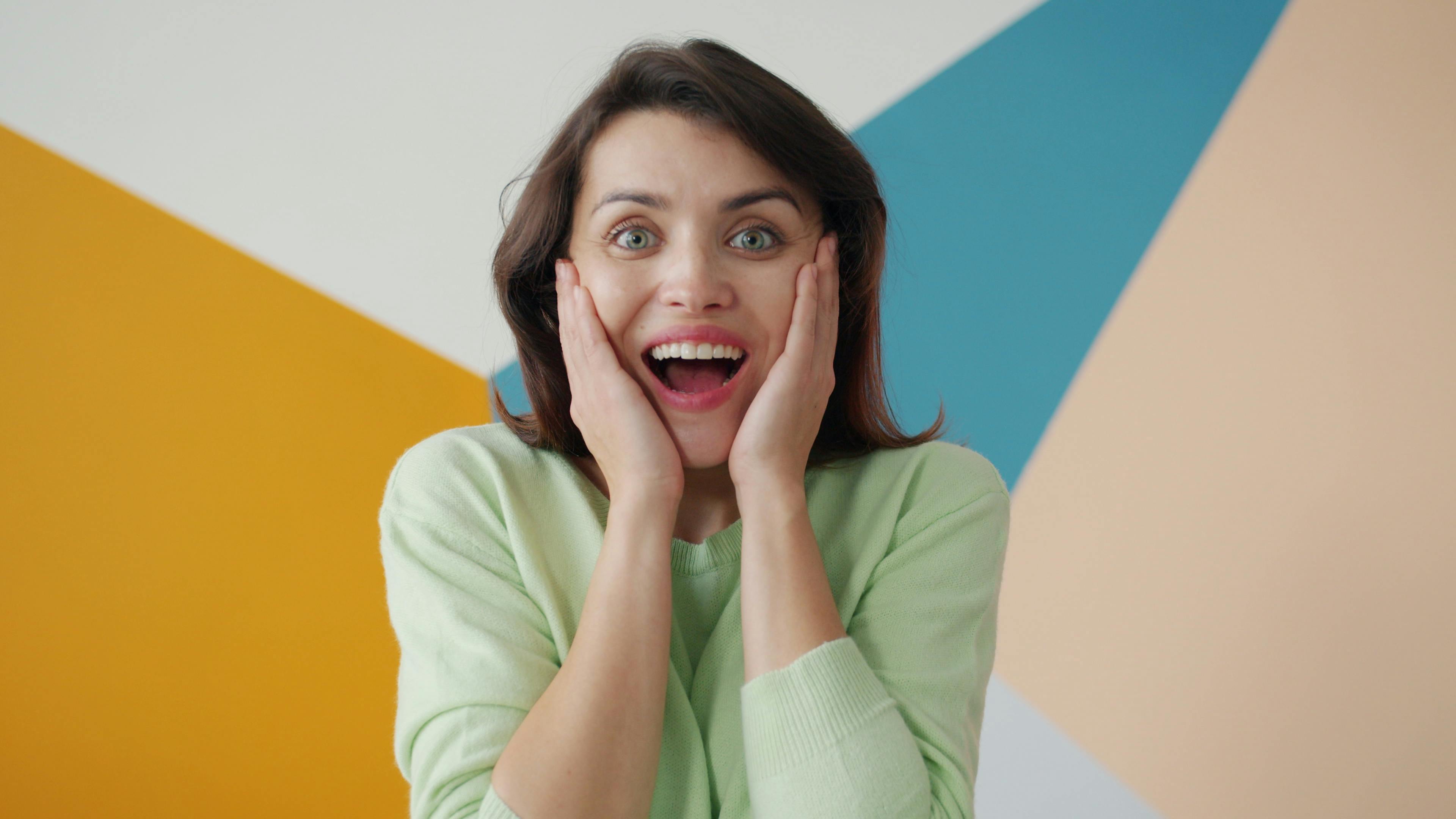 Mujer expresando la emoción de sorpresa en inglés.