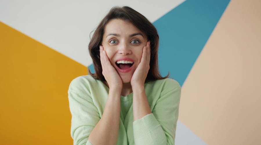 Mujer expresando la emoción de sorpresa en inglés.