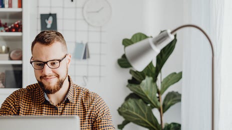Hombre en Clases de Francés Online