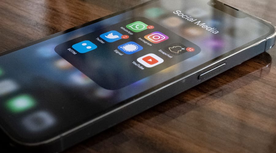 Un celular con las aplicaciones de redes sociales en inglés.