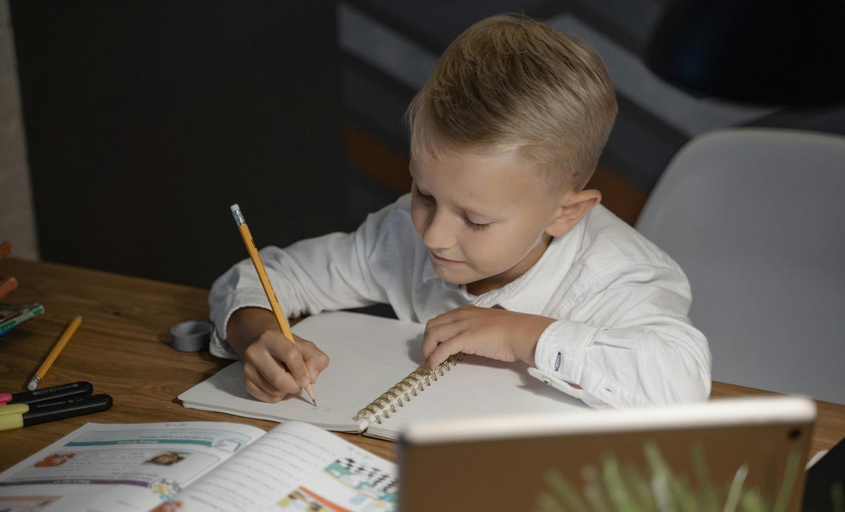Niño rubio estudiando idiomas en las clases de Berlitz.