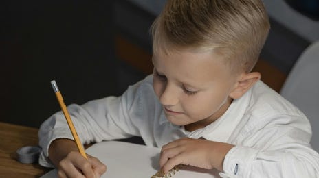 Niño rubio estudiando idiomas en las clases de Berlitz.