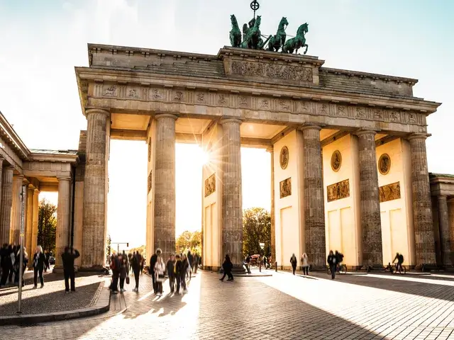 Puerta de Brandeburgo en Berlín al atardecer, símbolo cultural para aprender alemán con los cursos de Berlitz