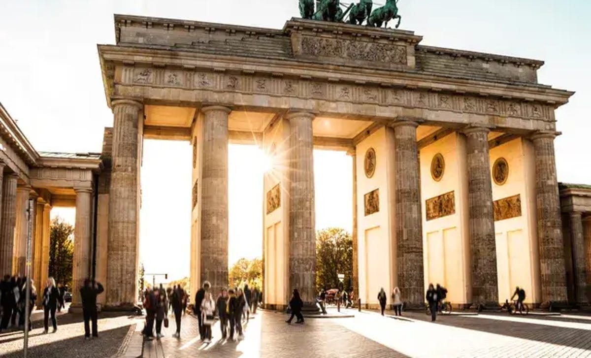 Puerta de Brandeburgo en Berlín al atardecer, símbolo cultural para aprender alemán con los cursos de Berlitz