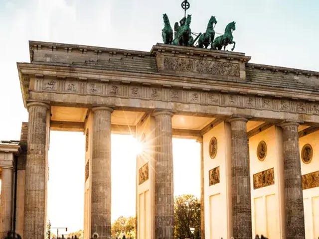 Puerta de Brandeburgo en Berlín al atardecer, símbolo cultural para aprender alemán con los cursos de Berlitz