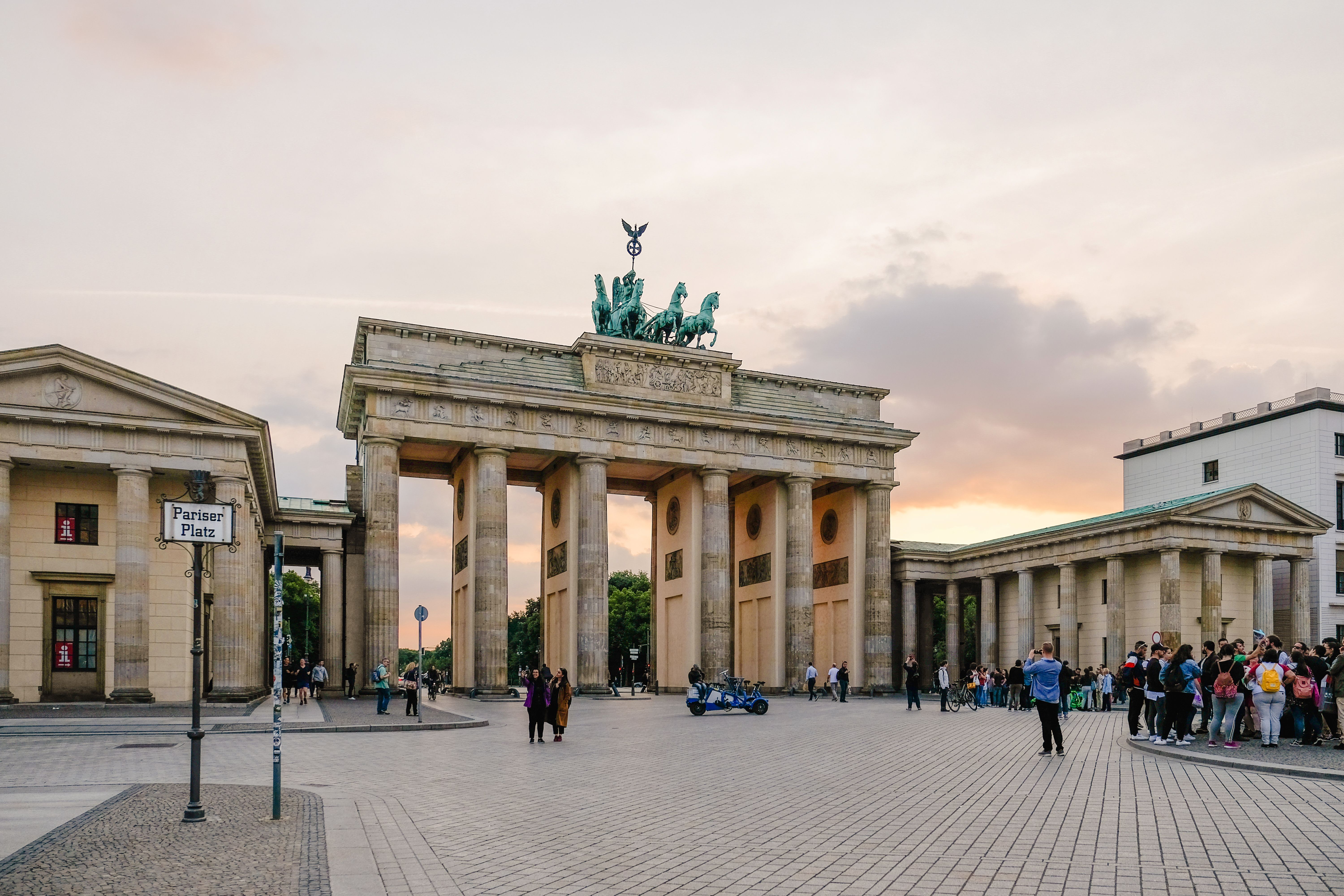 Puerta de Brandeburgo en Berlín al atardecer, símbolo cultural para aprender alemán con los cursos de Berlitz