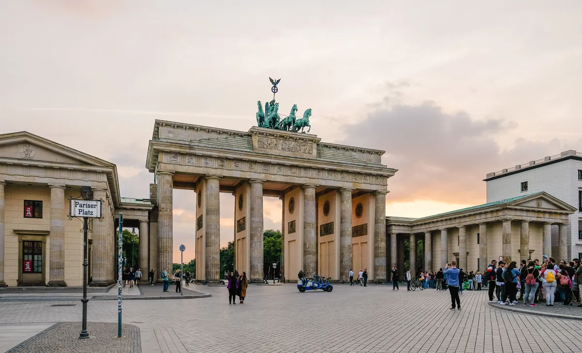 Puerta de Brandeburgo en Berlín al atardecer, símbolo cultural para aprender alemán con los cursos de Berlitz