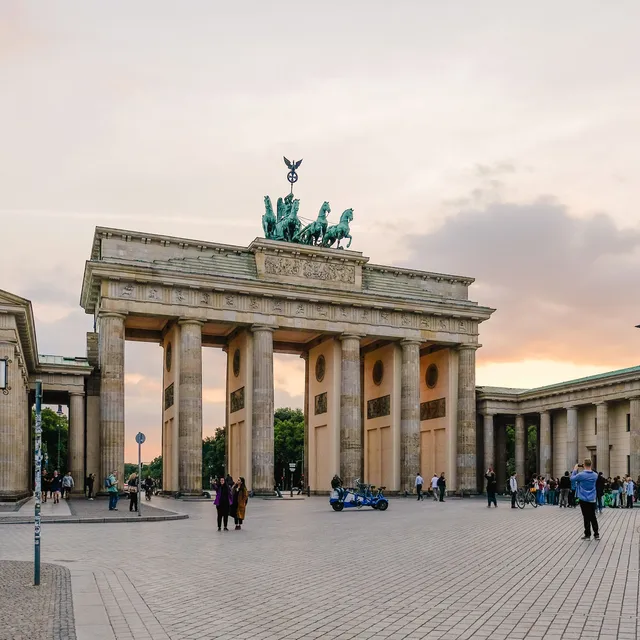Puerta de Brandeburgo en Berlín al atardecer, símbolo cultural para aprender alemán con los cursos de Berlitz