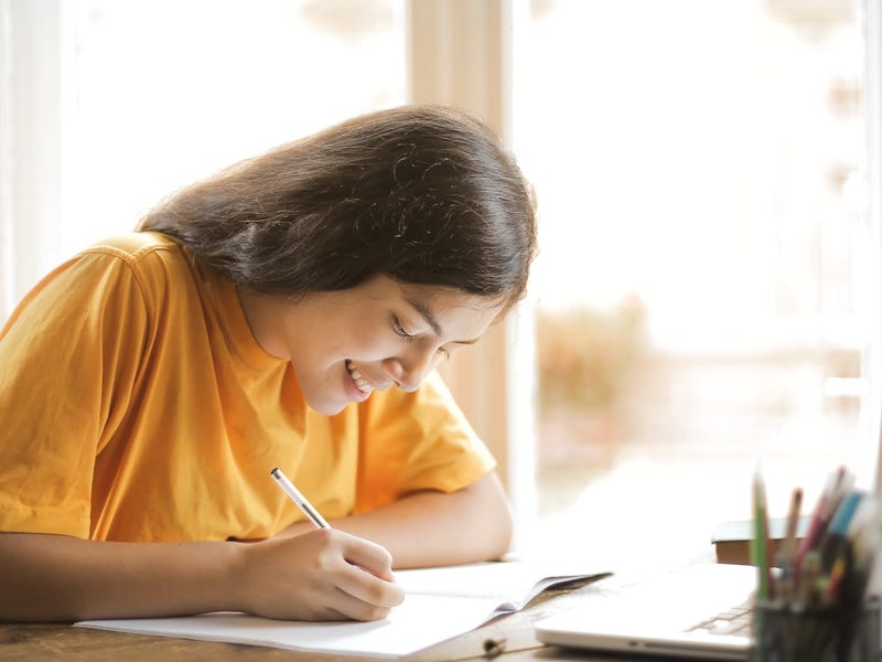 Mujer estudiando los verbos transitivos e intransitivos