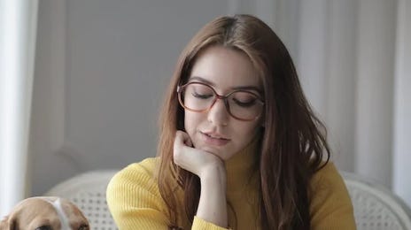 Mujer estudiando qué es un verbo
