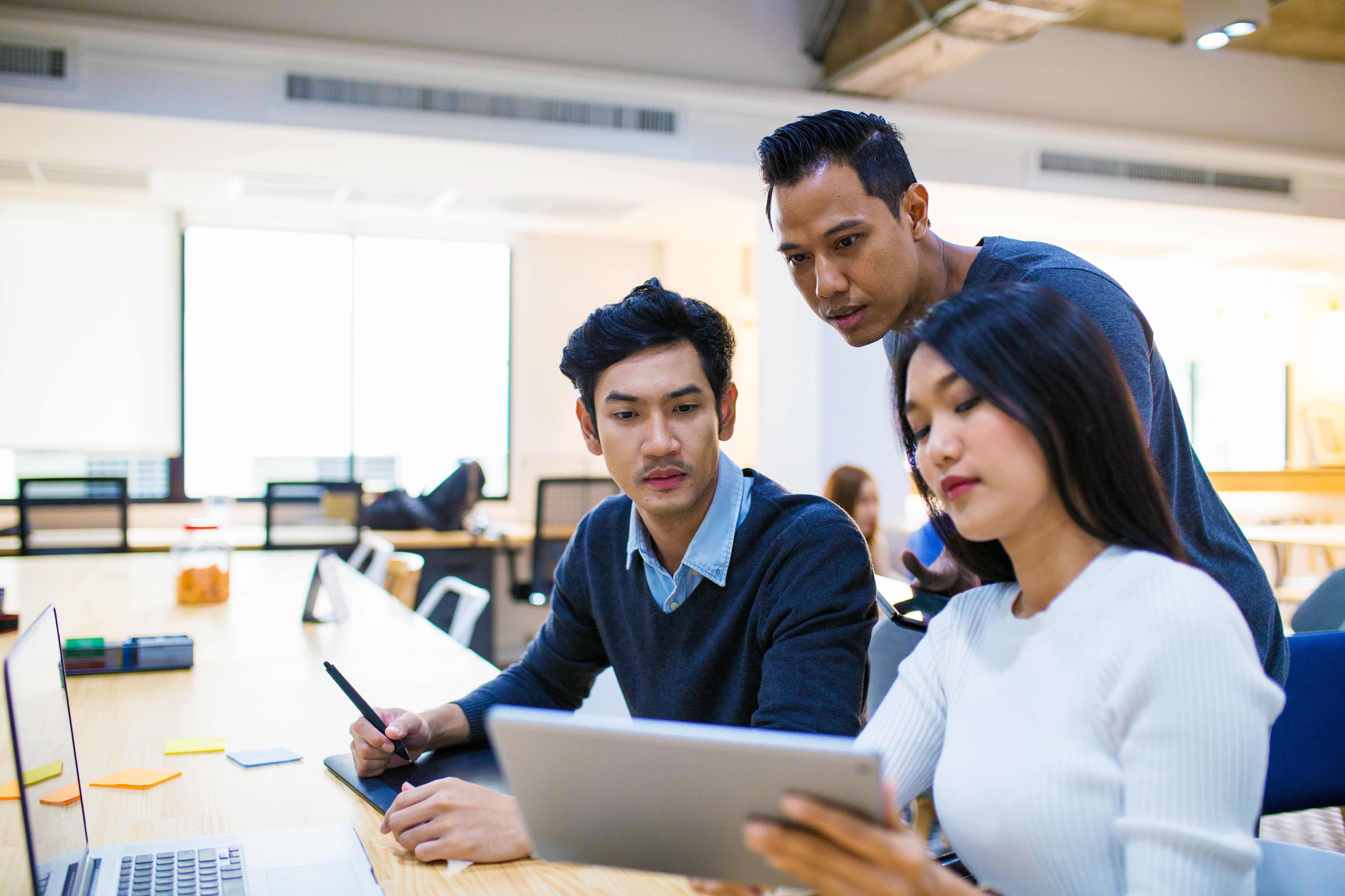 Estudiantes aprendiendo el idioma malayo en grupo
