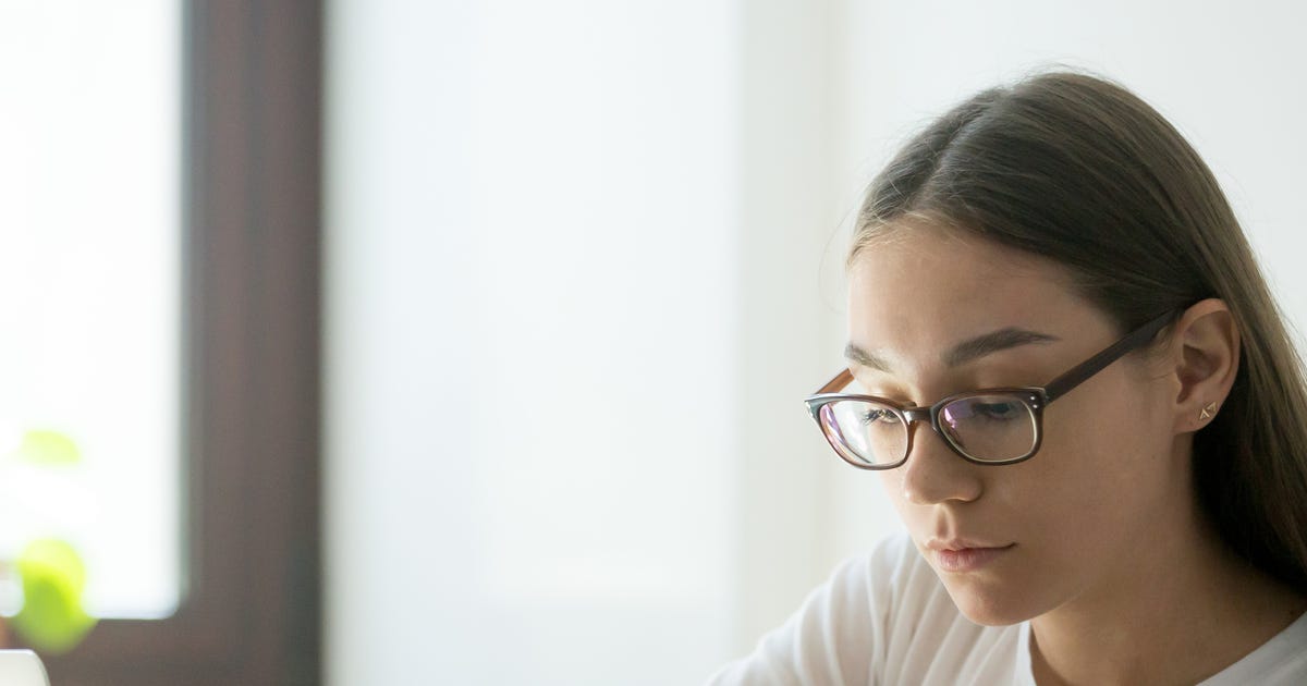 Девочка проходит. Студент за работой. IELTS на компьютере. ЕГЭ дистанционно. Студенты с плохим зрением.