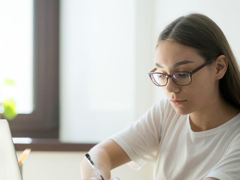 Mujer leyendo la importancia de estudiar inglés