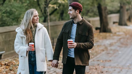 Una pareja haciendo conversaciones en inglés