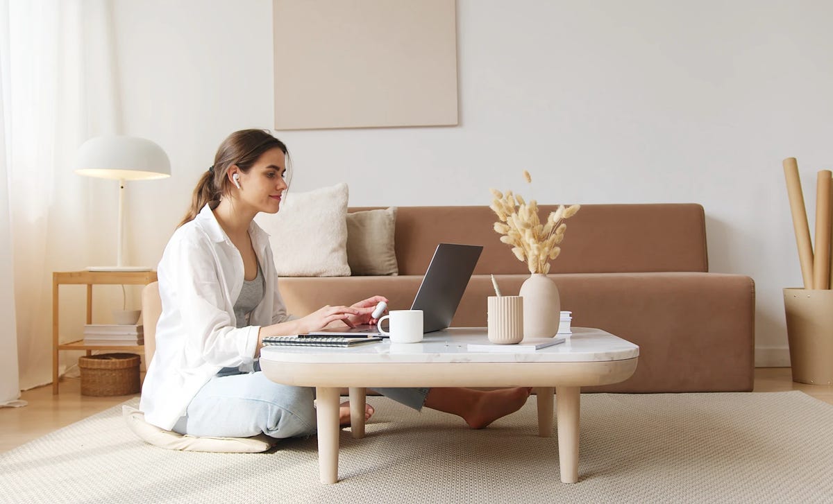 Mujer aprendiendo francés online con Berlitz