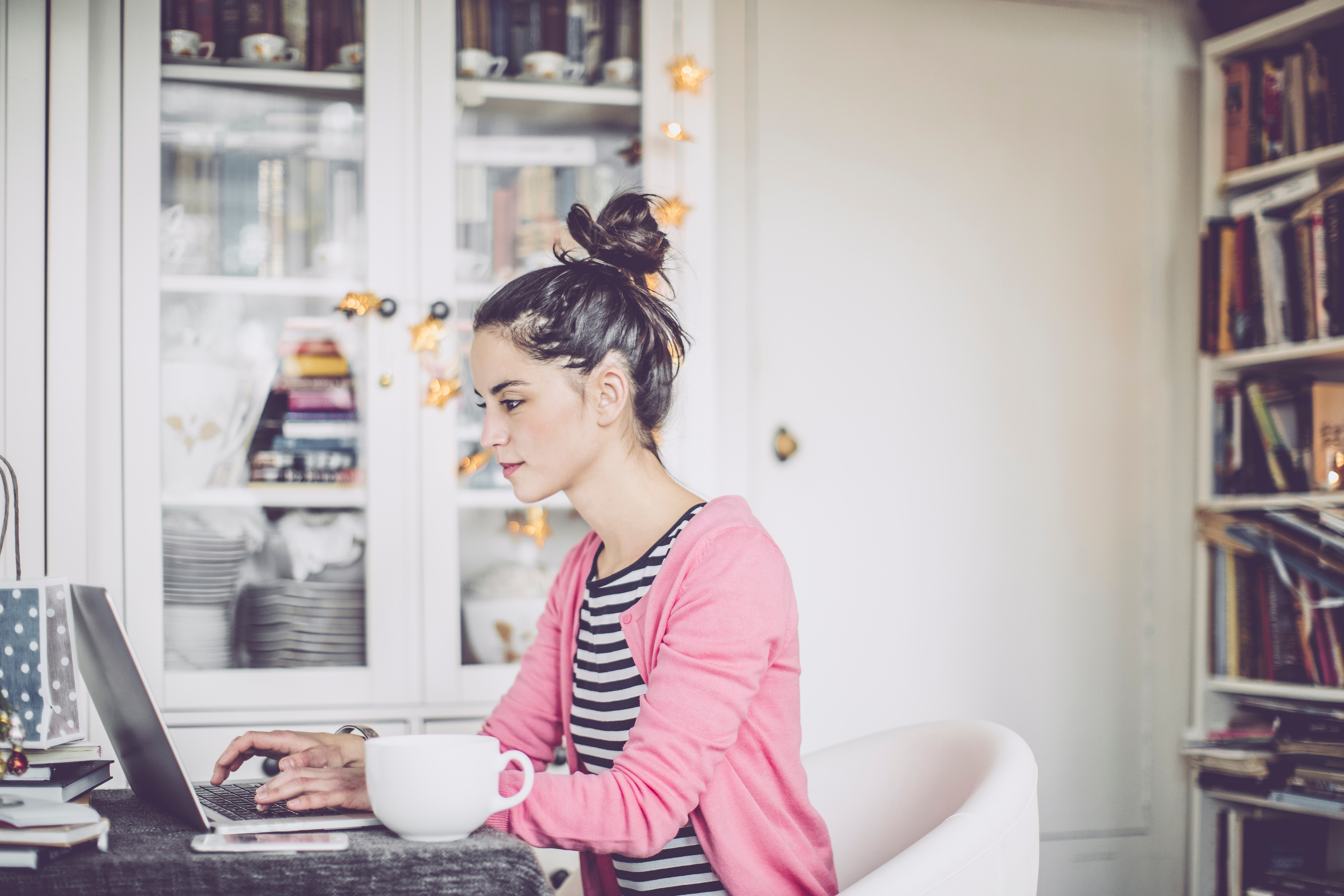 Mujer en cursos de inglés en línea