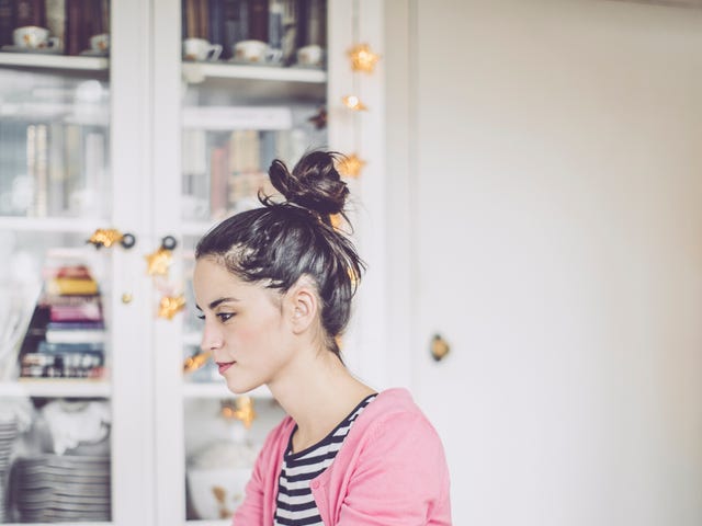 Mujer en cursos de inglés en línea