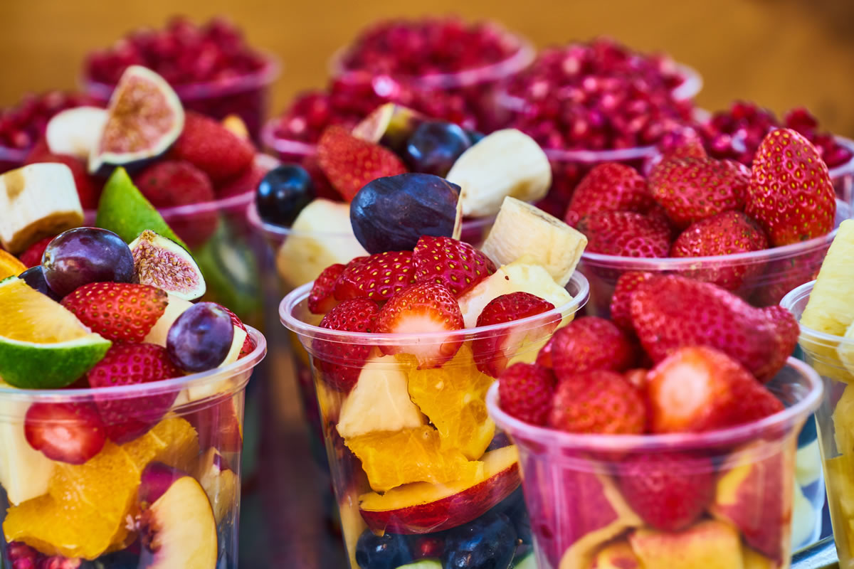Frutas picadas en vasos transparentes