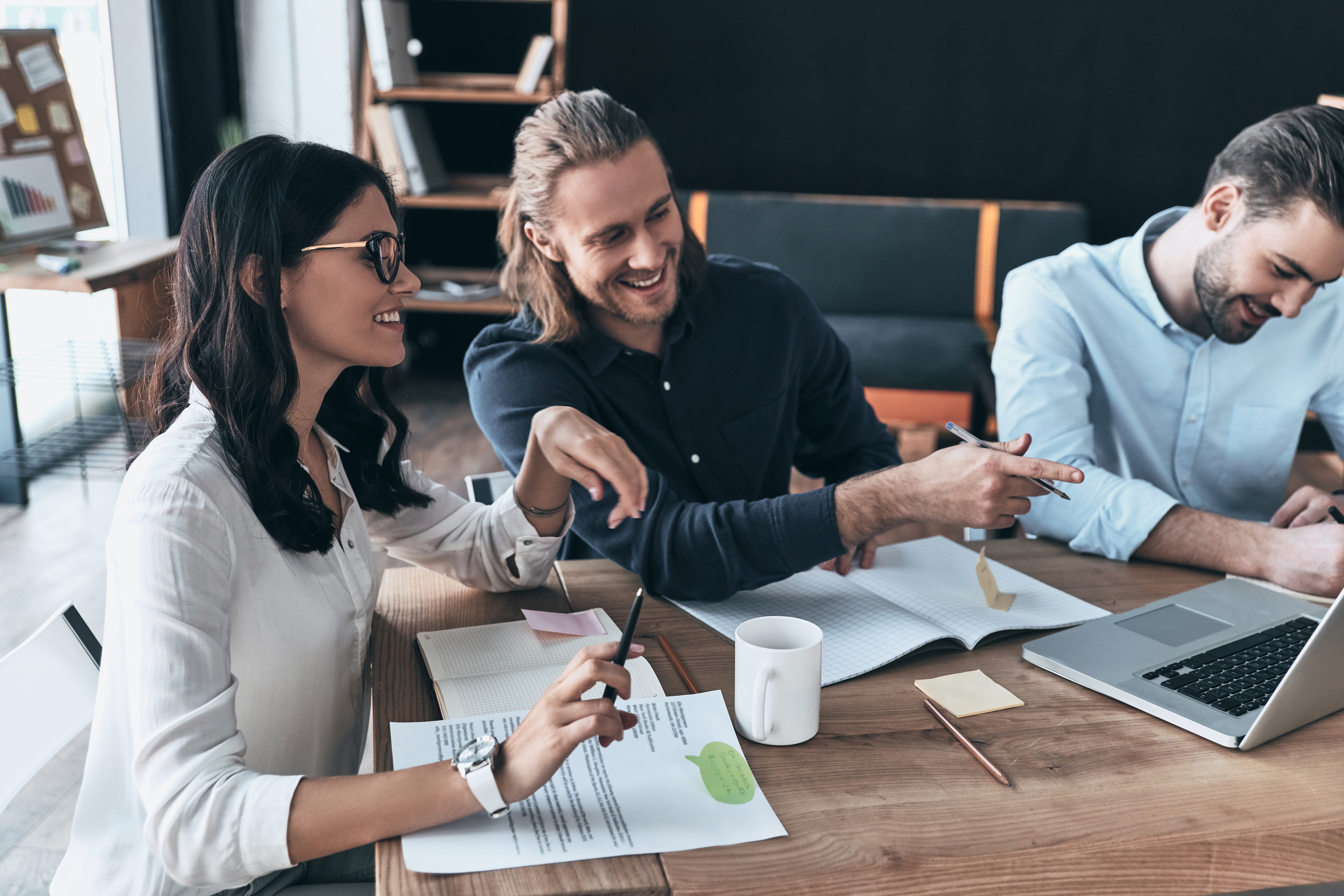 Adultos conviviendo en una clase grupal de idiomas