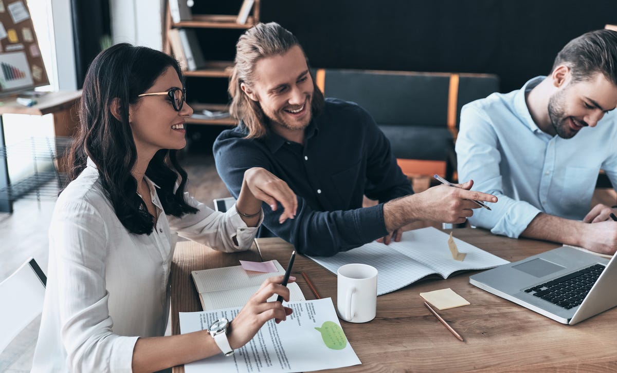 Adultos conviviendo en una clase grupal de idiomas