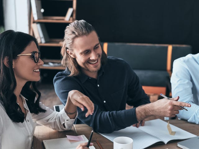 Adultos conviviendo en una clase grupal de idiomas