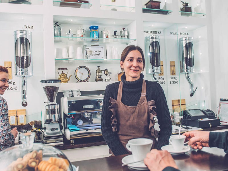 Personas en la barra de un restaurante atendiendo a un cliente