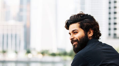 Hombre descansando de su clases particulares de inglés