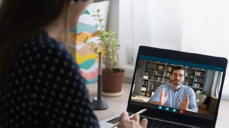 Mujer en clases particulares online de idiomas