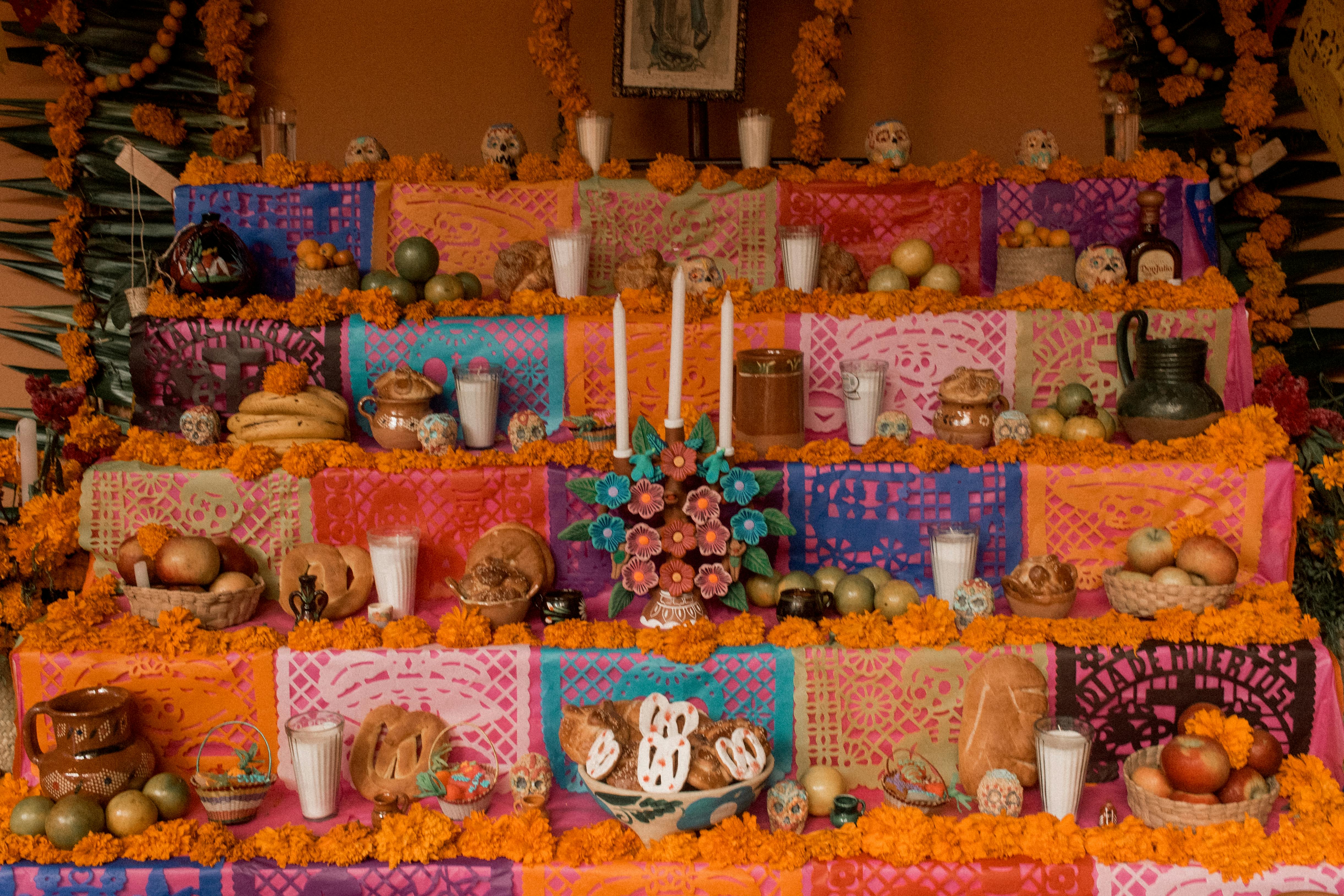 Altar_de_día_de_muertos._Patrimonio_cultural_de_México..jpg